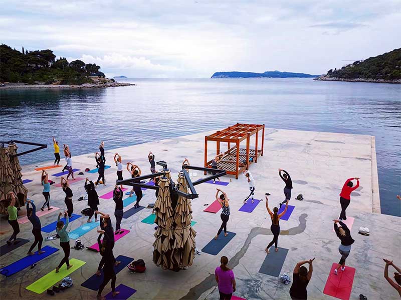 We du yoga at beach